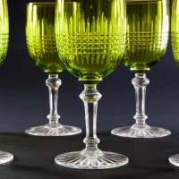 Komplet 8 kieliszków do wina. Szkło barwione na zielono